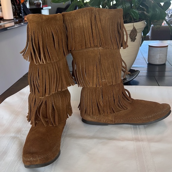 Minnetoka Moccasin 3 Layer Fringe Boots - Picture 6 of 9